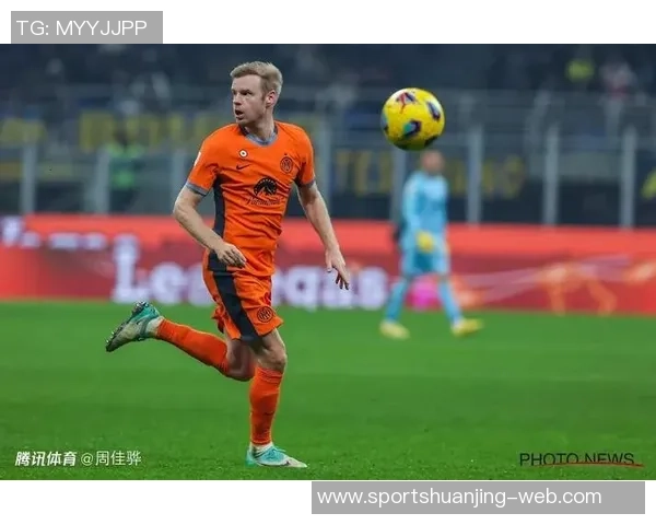 阿贾克斯中场克拉森庆祝进球时意外受伤队友撞击引发关注